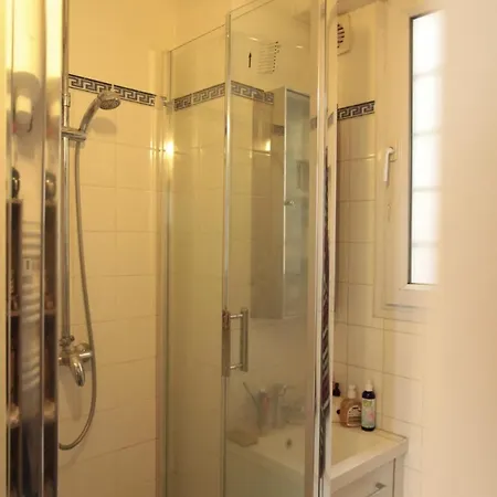 Sweet Little Flat In Montmartre פריז